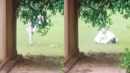 ताज पर नमाज अदा करता पर्यटक।