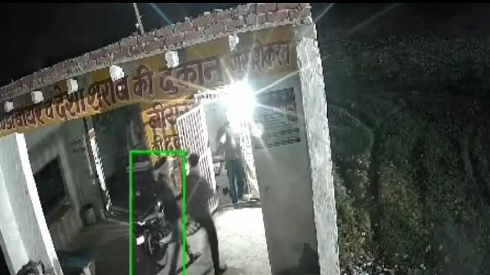 Miscreants stole a case of beer and Rs 80,000 from a liquor shop