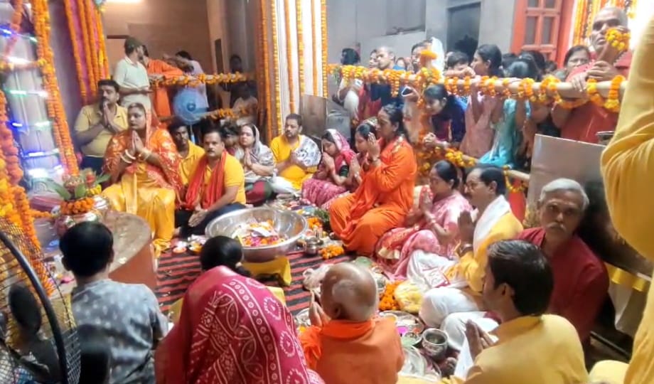 Lord Veni Madhav was anointed on Dev Uthani Ekadashi, cheers were raised.