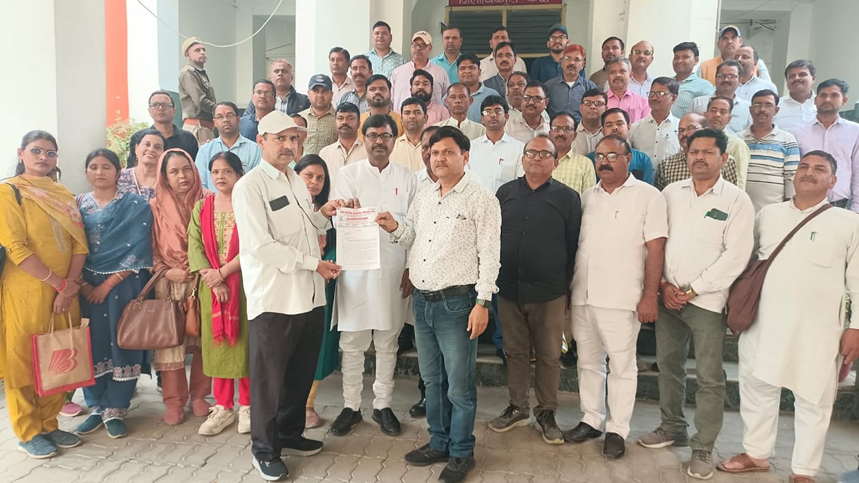 UP: Primary teachers across the state protest against digital attendance, BSA issues salary withholding orders