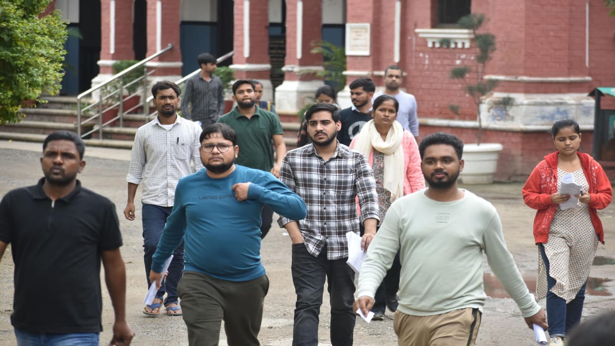 4817 candidates left the computer operator exam, confused by computer questions
