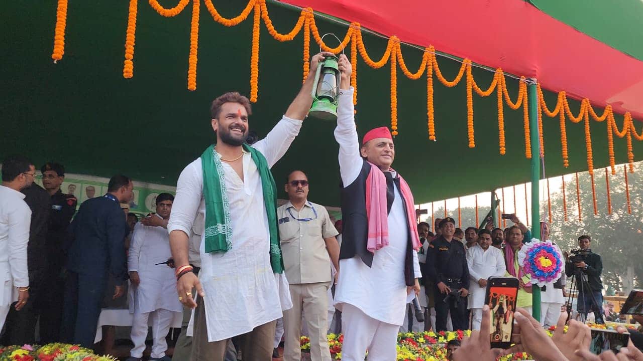 अखिलेश के साथ खेसारी