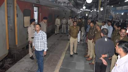 विक्रमशिला एक्सप्रेस में जांच करती पुलिस