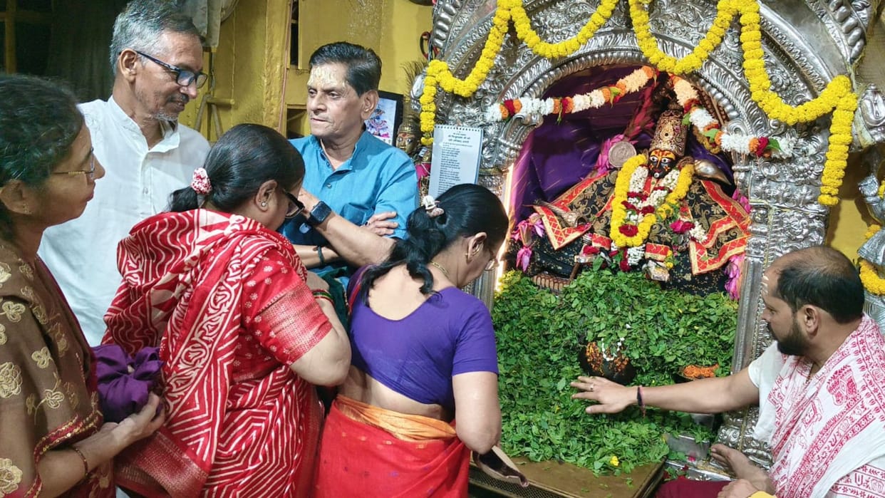 Lord was adorned with butter and cream in Bindu Madhav temple presentation of bhajans captivated mind