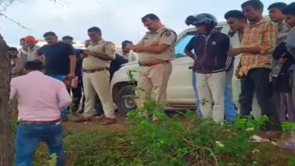 घटनास्थल की जांच करती पुलिस।