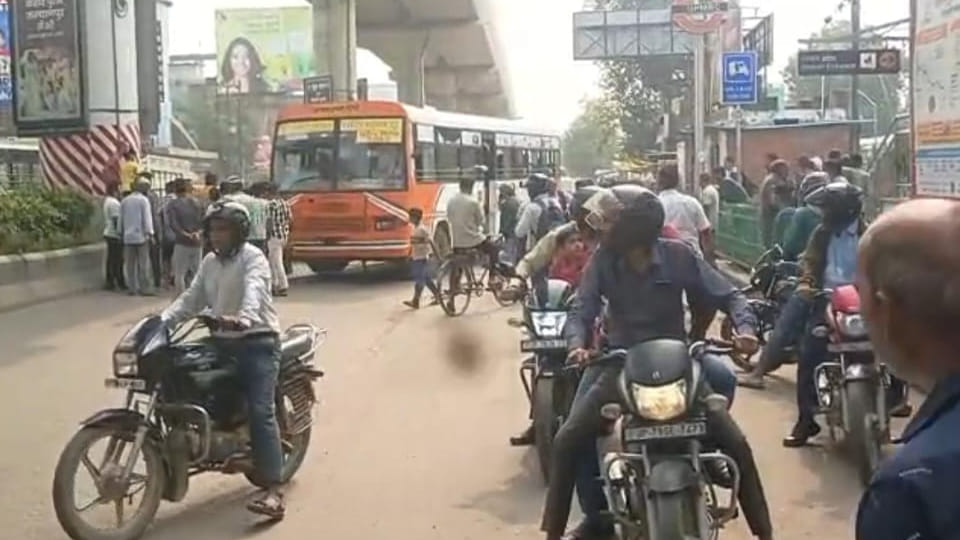 Kanpur: Driver stops roadways bus in middle of road, misbehave with TSI, report filed