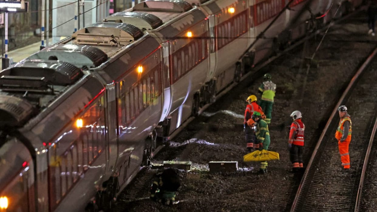 UK train stabbing case knifeman terrorizes London-bound train passanger told what happen 9 critical condition