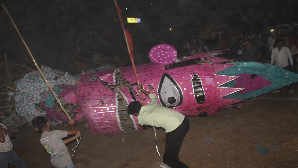 Kansa effigy beaten with sticks