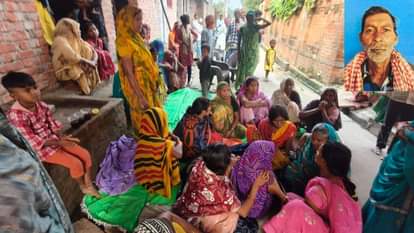 मोहन बिंद की फाइल फोटो और बिलखते परिजन।