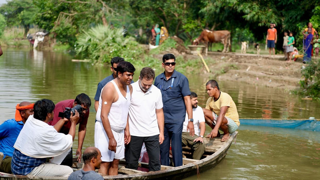 Bihar Election 2025 Rahul Gandhi Enjoys Fishing with Mukesh Sahani in Begusarai Pond Photos Go Viral