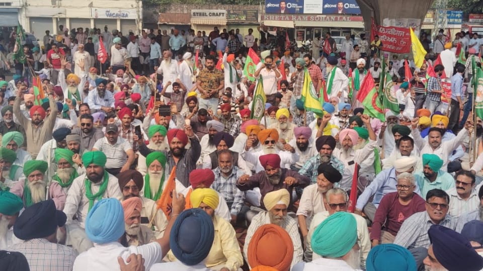 Electricity department employees surrounded the house of Minister Aman Arora in Ludhiana