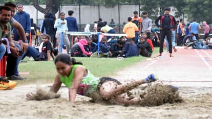 मदन मोहन मालवीय स्टेडियम में आयोजित एथलेटिक्स प्रतियोगिता में ऊंची कूद में हिस्सा लेती प्रतिभागी।