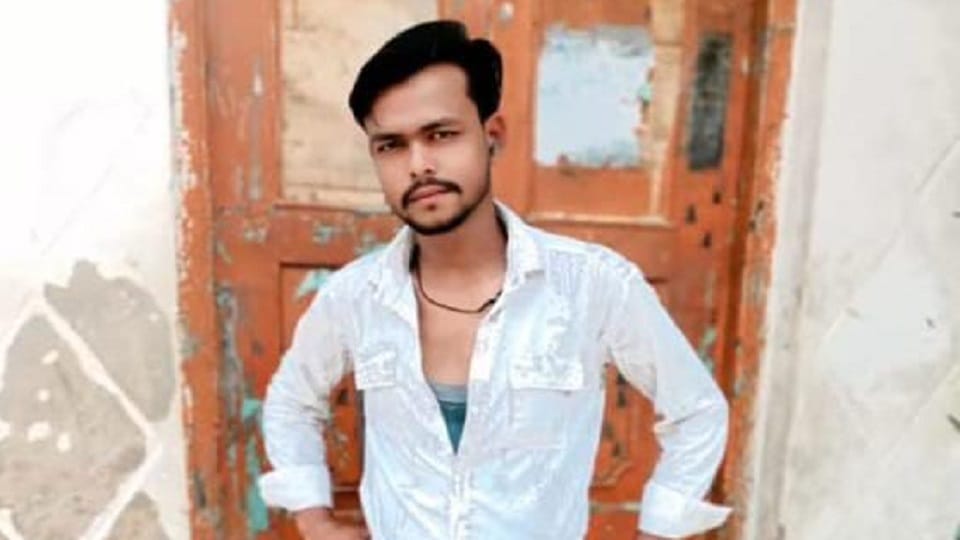 UP: In Bijnor, a young man and his 15 year old girlfriend committed suicide, hanged themselves