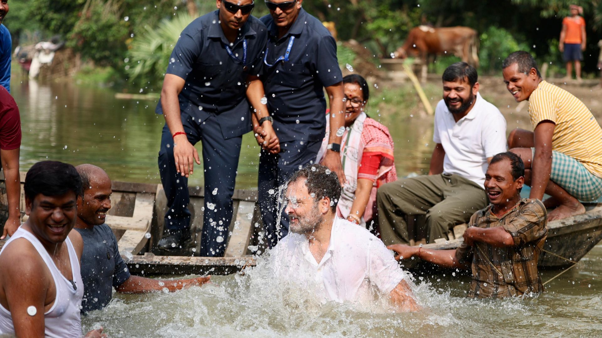 Bihar Election 2025 Rahul Gandhi Enjoys Fishing with Mukesh Sahani in Begusarai Pond Photos Go Viral