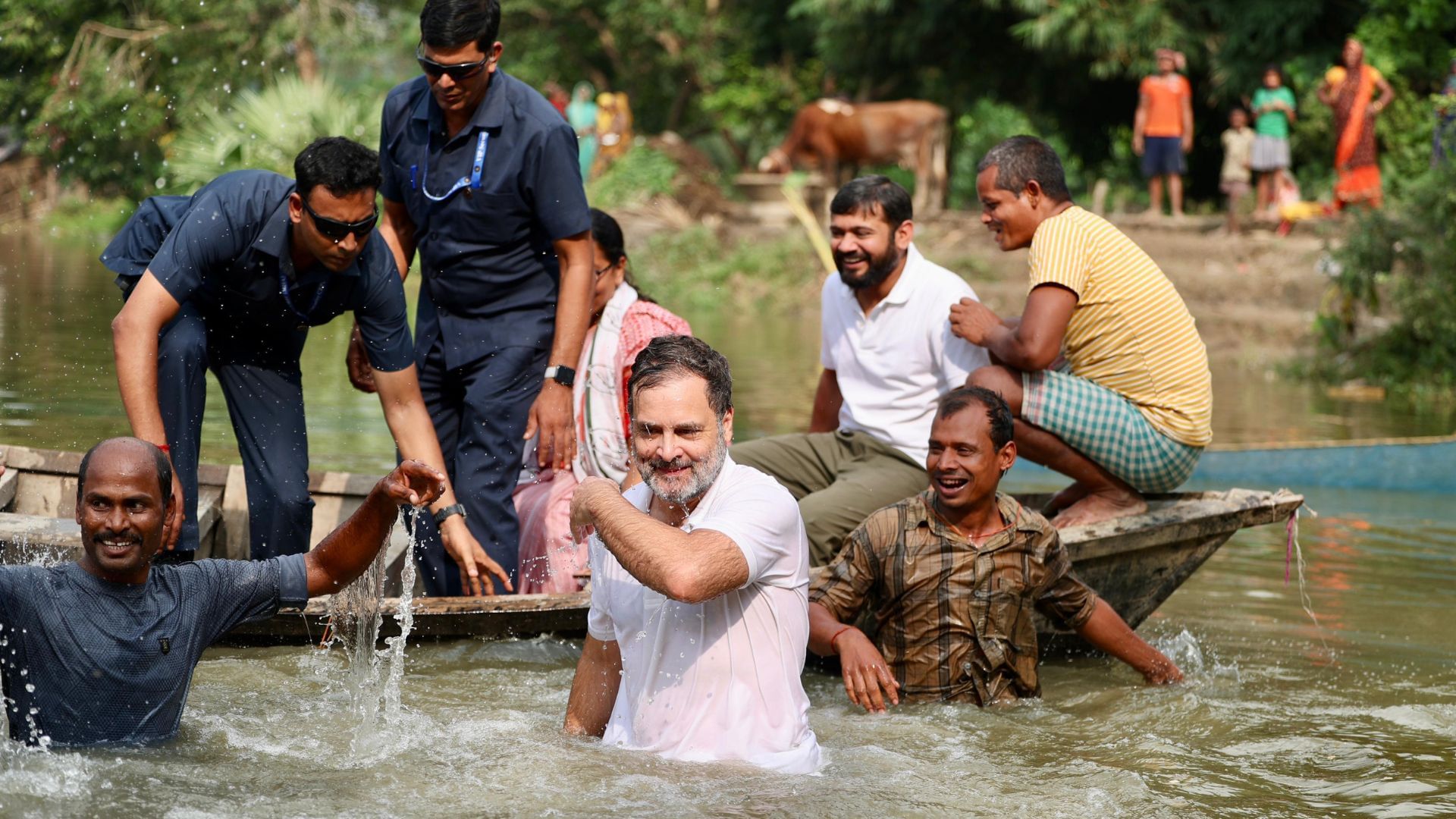 Bihar Election 2025 Rahul Gandhi Enjoys Fishing with Mukesh Sahani in Begusarai Pond Photos Go Viral