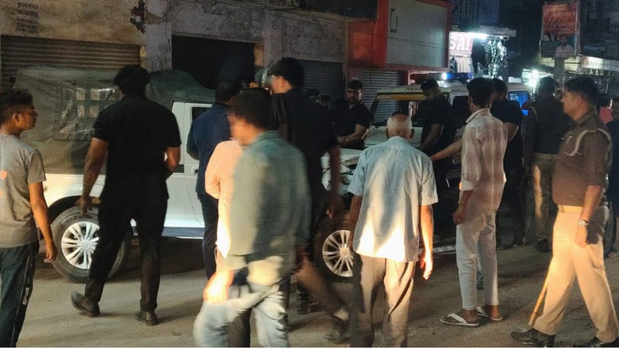 vehicle of former minister Ashok Yadav convoy collided with tractor in Firozabad