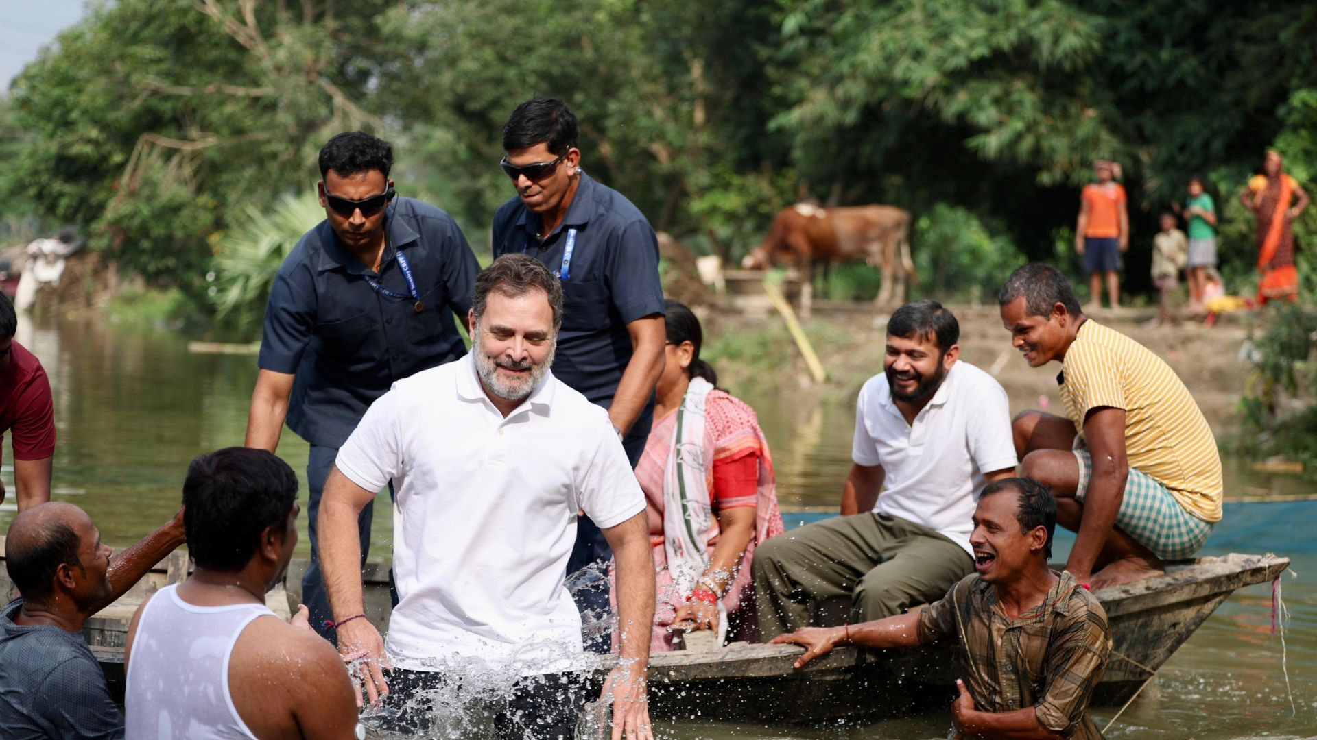 Bihar Election 2025 Rahul Gandhi Enjoys Fishing with Mukesh Sahani in Begusarai Pond Photos Go Viral
