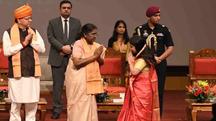 President Haridwar Visit: पतंजलि विवि के दीक्षांत समारोह में शामिल हुईं राष्ट्रपति, छात्र-छात्राओं को दिए मेडल