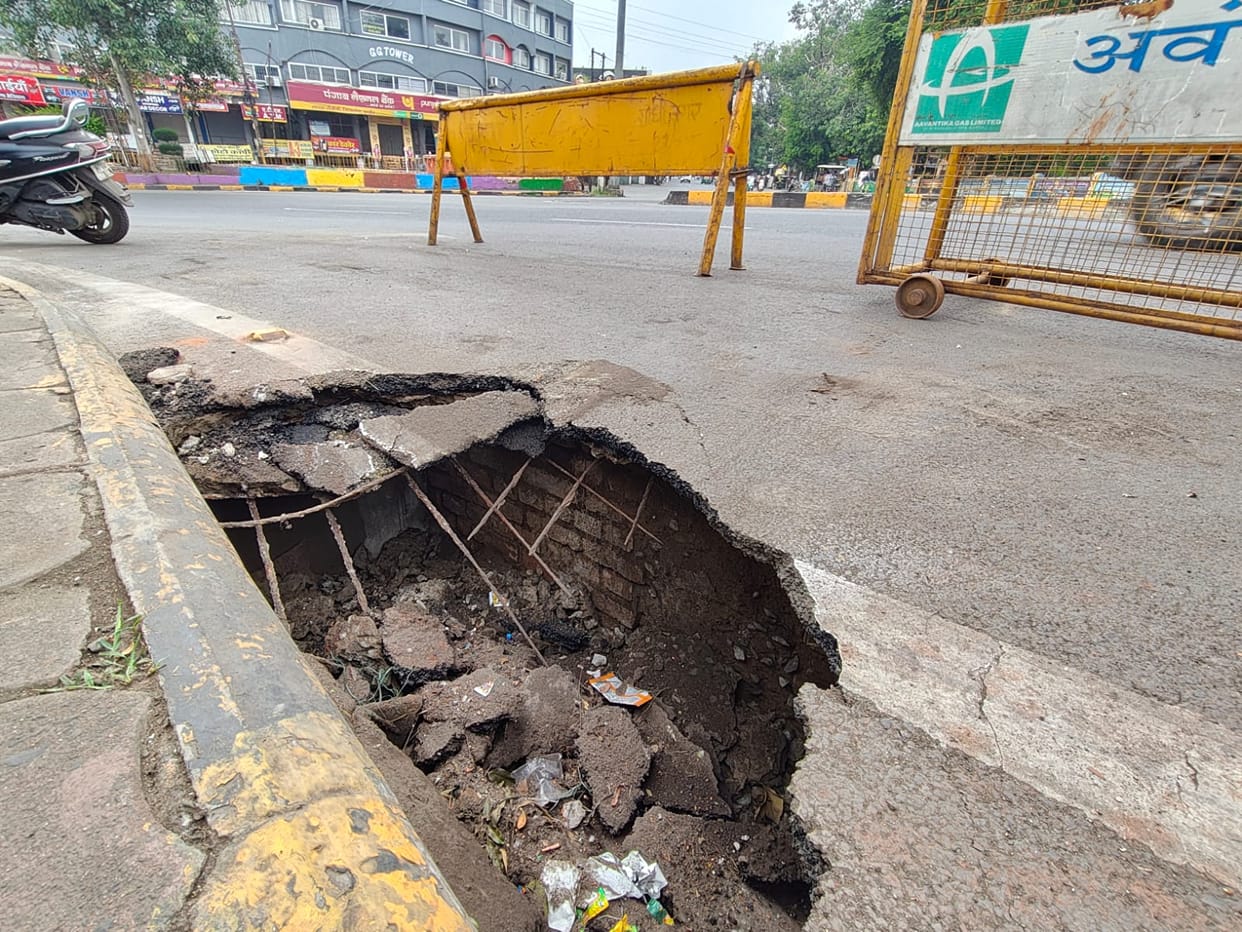 Indore News: A portion of Indore's old Shastri Bridge caved in, creating a five-feet-deep crater.