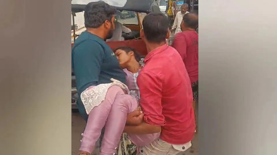 Ambulance stuck in traffic jam in Salempur, Deoria, family members ran with the girl in their lap.