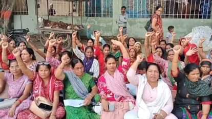 आशा कार्यकर्ताओं ने धरना प्रदर्शन किया