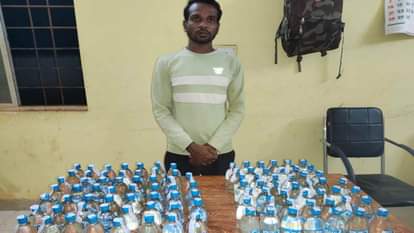 Rajhara police arrested the accused selling illegal liquor