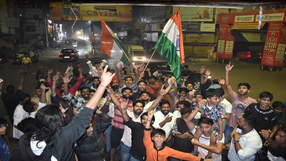 Meerut: People took to the streets carrying the tricolor, this is how celebrated becoming world champions