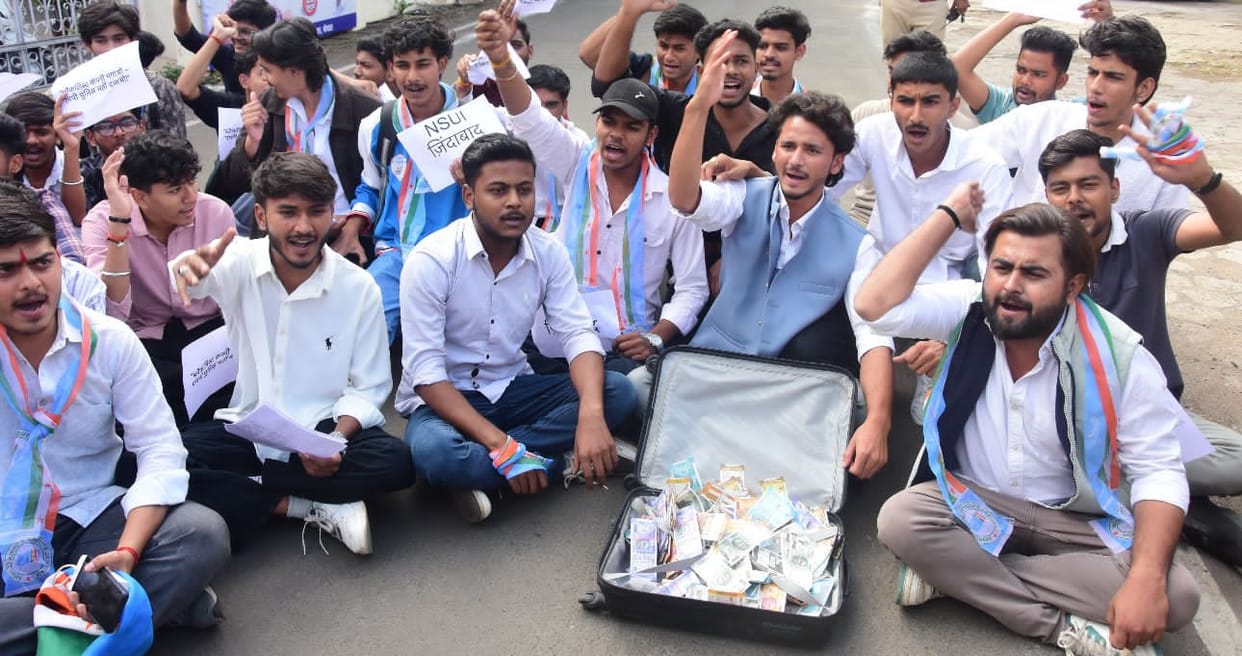 MP News: Ruckus over MP SI recruitment, NSUI protests in Bhopal, symbolic demonstration with bag full of notes