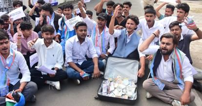 हंगामा: एमपी एसआई भर्ती पर बवाल, भोपाल में एनएसयूआई का विरोध, नोटों से भरा बैग लेकर किया सांकेतिक प्रदर्शन MP News: Ruckus over MP SI recruitment, NSUI protests in Bhopal, symbolic demonstration with bag full of notes
