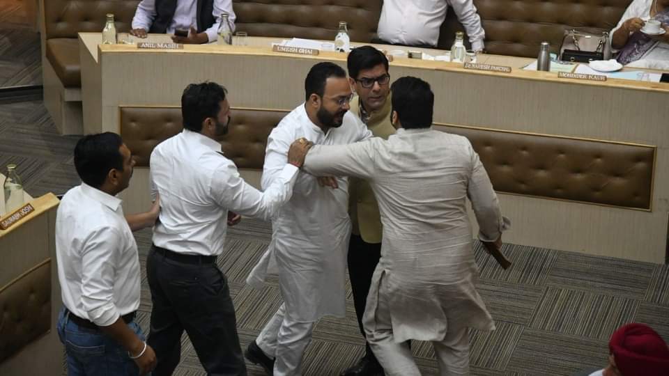 चंडीगढ़ निगम बैठक में हंगामा