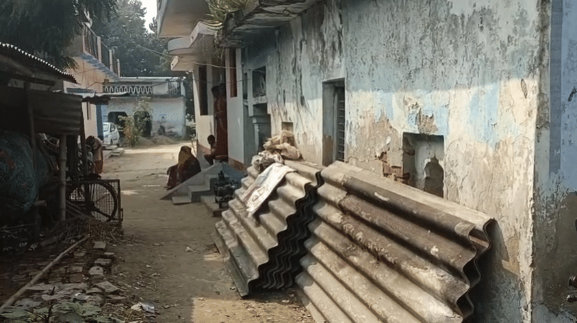 Ambedkarnagar: A young man shot his father and uncle over a property dispute and was referred to Lucknow.