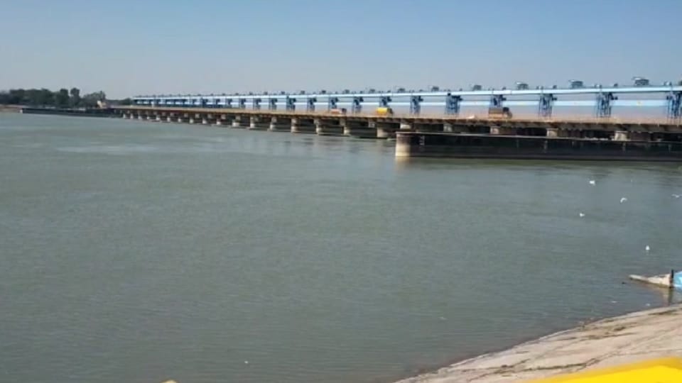 Lucknow: Student writes suicide note in hostel, then jumps into Indira Canal; sister saves her life by sending