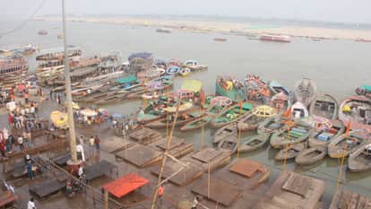 गंगा में खड़ी नावें।