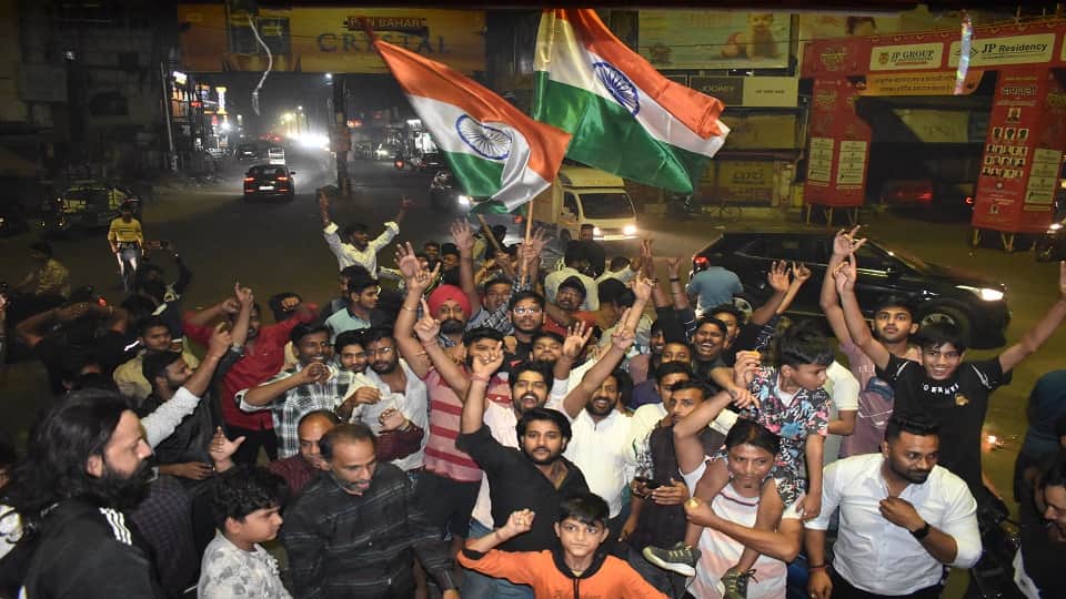 Meerut: People took to the streets carrying the tricolor, this is how celebrated becoming world champions