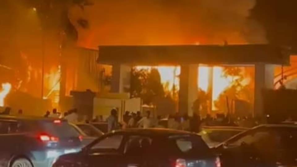 मैरिज पैलेस में अचानक भीषण आग लगी