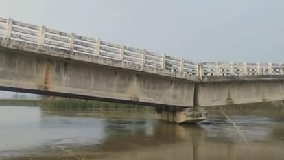 Bihar News: A bridge built at a cost of crores of rupees in Khawaspur panchayat of Forbesganj has been damaged