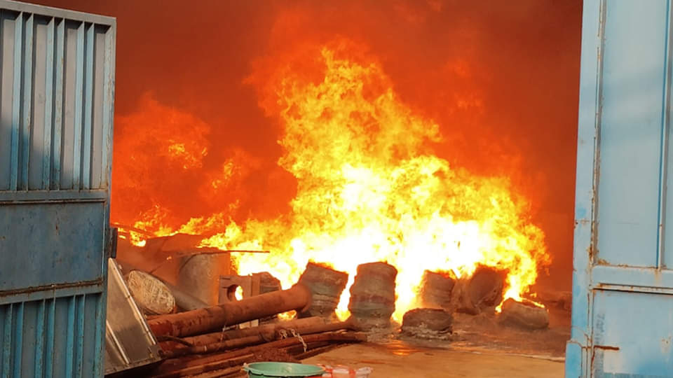 प्लास्टिक फैक्टरी में लगी आग