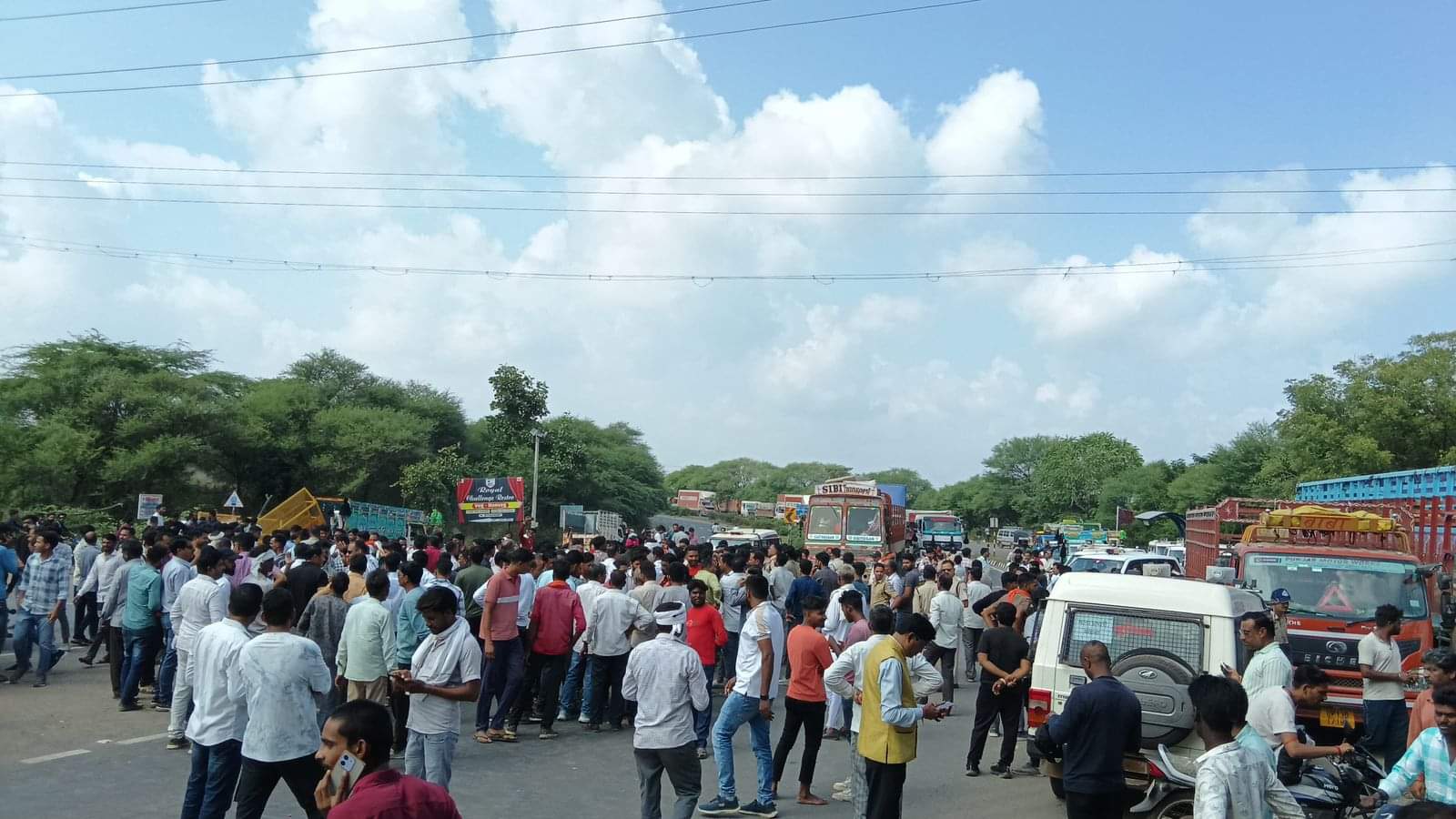 प्रस्तावित कपड़ा फैक्ट्री को लेकर किसानों का हल्लाबोल, हाईवे पर लगा लंबा जाम।