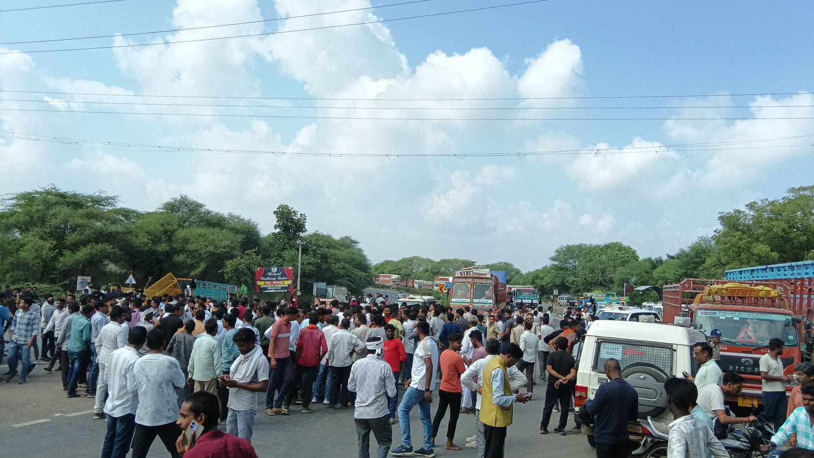प्रस्तावित कपड़ा फैक्ट्री को लेकर किसानों का हल्लाबोल, हाईवे पर लगा लंबा जाम।