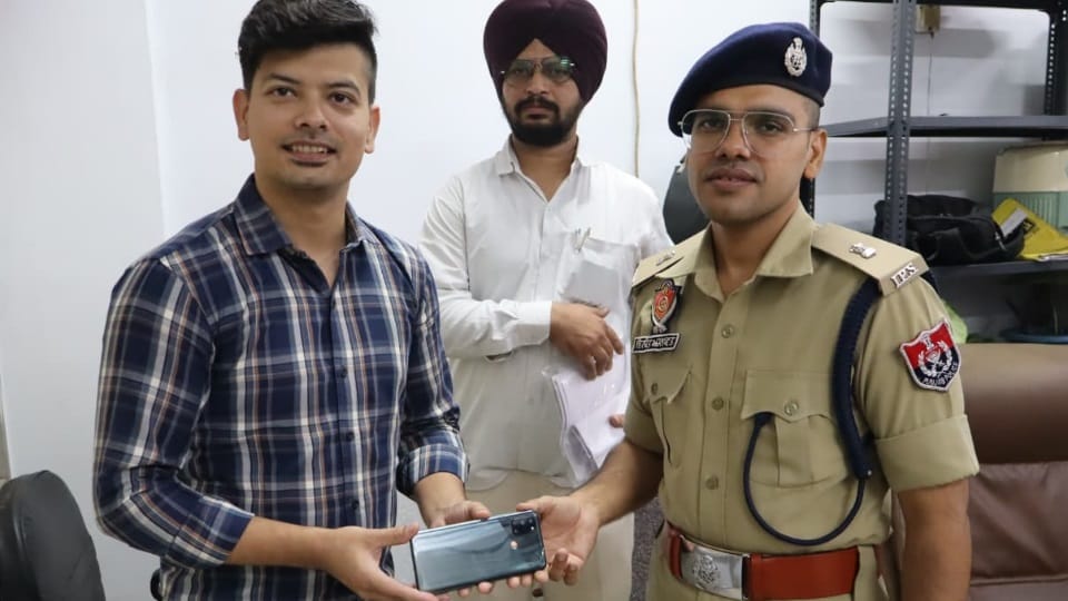 Jalandhar Cyber crime team returns 50 stolen and lost mobile phones to their original owners