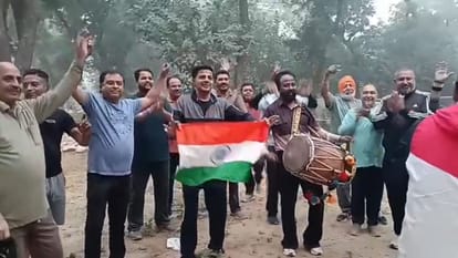 मोगा में जीत का जश्न मनाते लोग