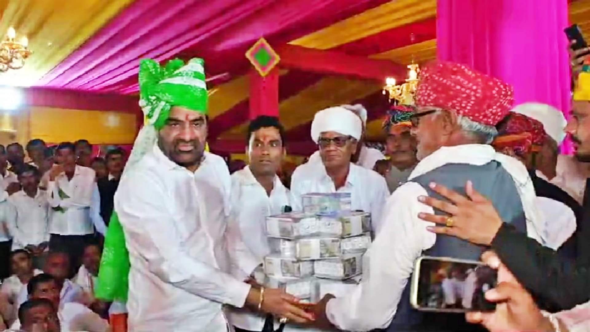 सांसद हनुमान बेनीवाल ने मायरा भरने पर की दोनों भाइयों की सराहना