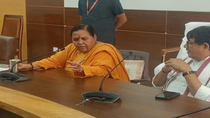 सर्किट हाउस में पत्रकारों से बातचीत करतीं पूर्व मुख्यमंत्री उमा भारती।