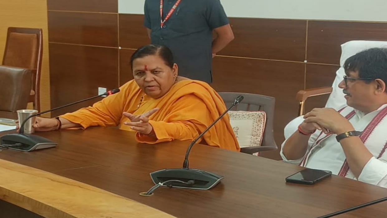 Five dips in the Ganga will be taken on November 4, Uma Bharti held a meeting at the Circuit House.