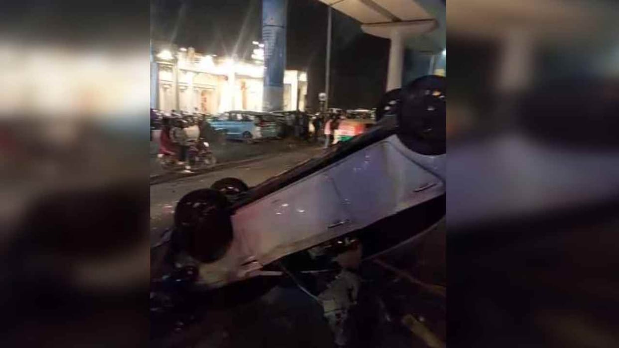 Uncontrolled car overturned on service lane of highway in Faridabad