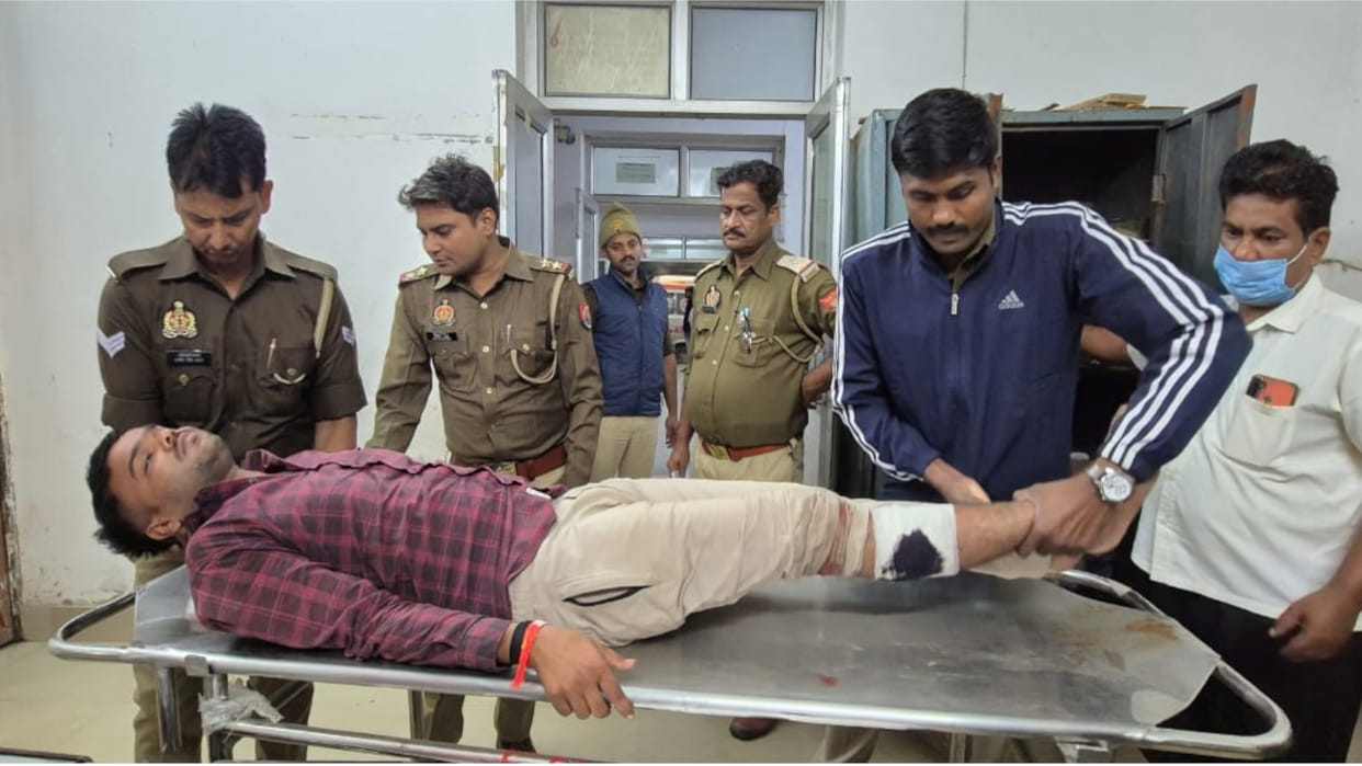 Gangster attempts escape from police custody in Deoria, snatches inspector's pistol - injured in encounter