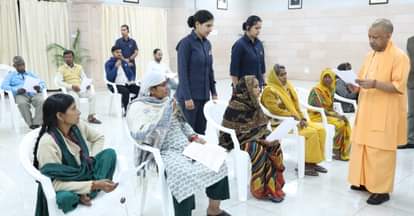 Janta Darshan: CM Yogi met with each complainant, instructed officers to resolve the problem within time