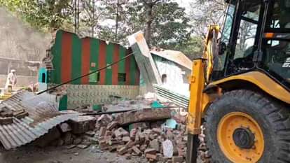 अवैध दरगाह पर चला प्रशासन का बुलडोजर