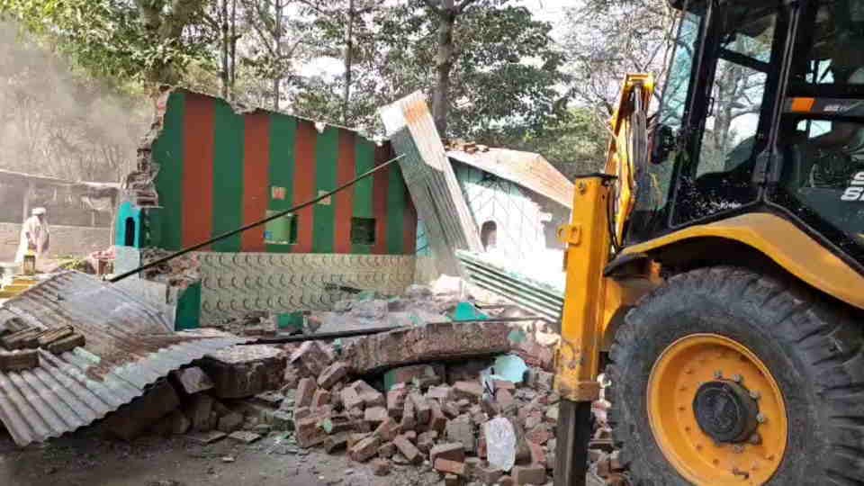 Haridwar administration bulldozer ran on an illegal dargah built on government land near Pathri Roh bridge