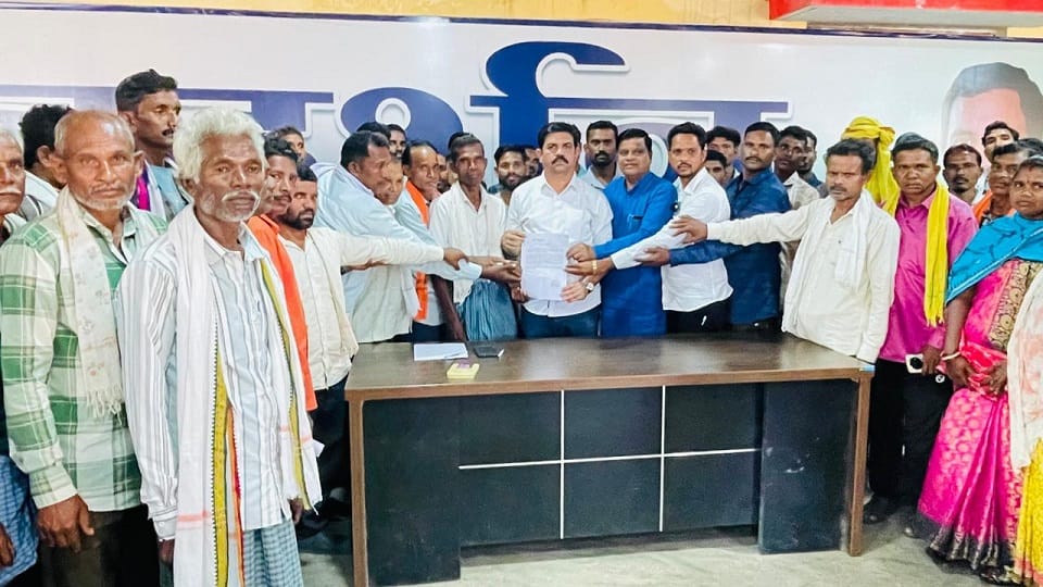 छह गांव के ग्रामीणों ने विधायक को सौंपा ज्ञापन